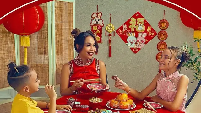 Pesona Cantiknya Artis Indonesia Kenakan Cheongsam Berbagai Model