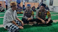 Kepala Polsek Lima Puluh berbincang dengan jemaah masjid mengajak menjaga situasi agar Pemilu berjalan damai. (Liputan6.com/M Syukur)