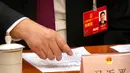 Presiden China Xi Jinping menekan tombol untuk memberikan suara dalam Kongres Rakyat Nasional (NPC) di Aula Besar Rakyat di Beijing, Jumat, 10 Maret 2023. Sebelumnya Presiden China Xi Jinping juga terpilih kembali sebagai Sekjen Komite Pusat Partai Komunis China pada kongres nasional yang digelar Oktober 2022. (AP Photo/Mark Schiefelbein)
