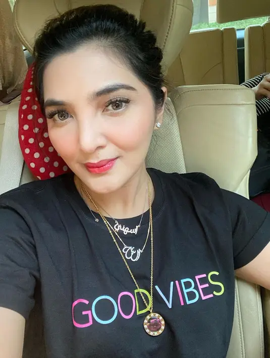 "Itu udah bener-bener gue di sini dia di situ. Itu pintu hotel, nggak tahu denger apa enggak yang punya hotel, itu gua banting 'jedar!', 'Udah nggak usah ketemu! Udah, selesai!', Aku bilang gitu," timpal Anang Hermansyah. (Instagram/ashanty_ash)