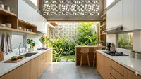 10 Desain Dapur Belakang dengan Roster agar Lebih Sejuk dan Terang