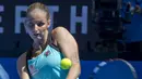 Karolina Pliskova dari Republik Cheko mengembalikan servis saat tampil pada Tenis Piala Hopman di Perth, Australia  (7/1/2016). (AFP Photo/Tony Ashby) 