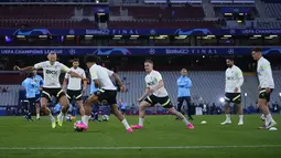 Final Liga Champions yang mempertemukan Manchester City Vs Inter Milan hanya tinggal hitungan hari. Duel perebutan gelar kompetisi antar klub paling bergengsi di Eropa tersebut akan berlangsung di Ataturk Olympic Stadium pada Minggu (11/6/2023) pukul 02.00 WIB. (AP Photo/Manu Fernandez)