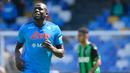 Banyak klub Liga Inggris yang tertarik menggunakan jasa Kalidou Koulibaly usai tampil gemilang di jantung pertahanan Napoli. Bek asal Senegal tersebut memutuskan hengkang dari klubnya setelah menerima tawaran dari Chelsea dengan mahar sebesar 40 juta euro. Koulibaly dikontrak selama empat tahun untuk menggantikan peran Antonio Rudiger yang hengkang menuju Real Madrid. (AFP/Alberto Pizzoli)
