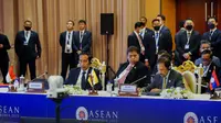 Presiden Joko Widodo yang turut didampingi oleh Menteri Koordinator Bidang Perekonomian Airlangga Hartarto dalam KTT ASEAN-Kanada Commemorative Summit yang digelar di Phnom Penh, Kamboja, Sabtu (12/11). (Sumber: ekon.go.id)