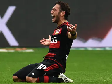 Gelandang Bayer Leverkusen, Hakan Calhanoglu, resmi berseragam AC Milan. I Rossoneri menggelontorkan dana 20 juta euro (Rp 304,20 miliar) untuk menggaet gelandang yang dikenal sebagai raja tendangan bebas dari Bundes liga. (EPA/Rolf Vennenbernd)