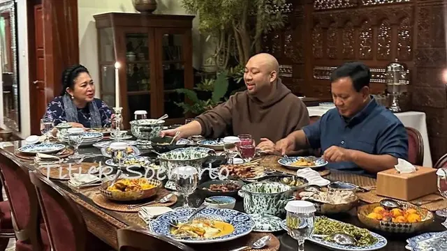 Gaya Busana Titiek Soeharto Kembali Dekat dengan Prabowo