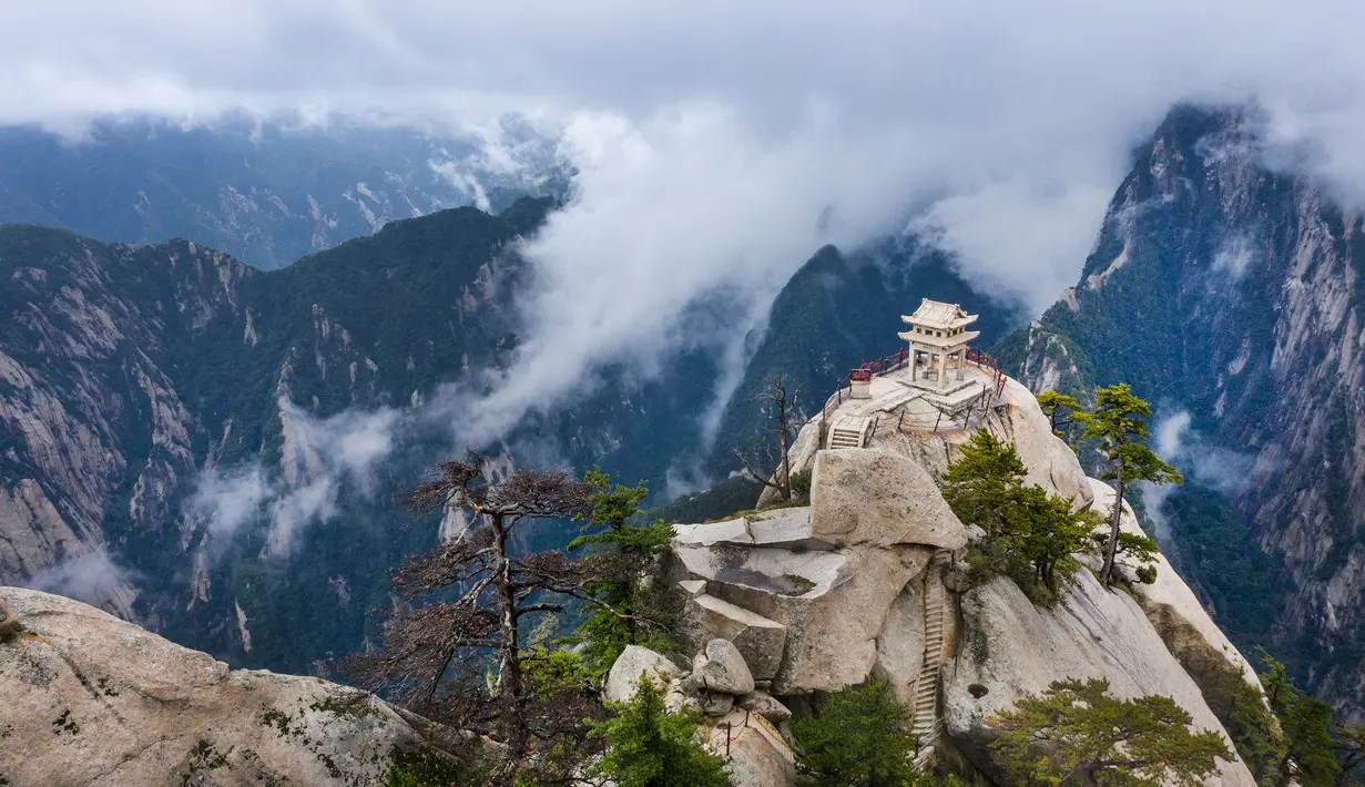 Foto dari udara yang diabadikan pada 20 September 2020 ini menunjukkan Gunung Huashan yang diselimuti kabut di Kota Weinan, Provinsi Shaanxi, China barat laut. (Xinhua/Tao Ming)