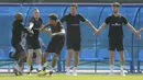 Fabian Delph, Phil Jones, Dele Alli, Harry Maguire and Gary Cahill saat berlatih ringan di Zelenogorsk dekat St. Petersburg, Rusia, (13/7/2018). Inggris akan melawan Belgia untuk memperebutkan tempat ketiga Piala Dunia 2018. (AP/Dmitri Lovetsky)
