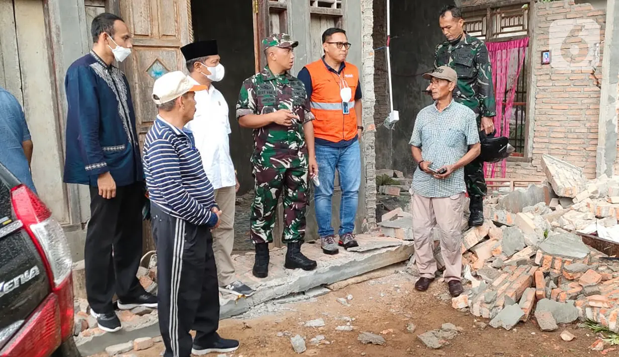 Insan BRILian (Pekerja BRI) bersama jajaran pemda dan aparat saat mengunjungi rumah warga korban gempa di Pasaman Barat, Sumatera Barat, Jumat (26/2/2022). Insan BRILian memberikan bantuan secara bertahap kepada warga yang jauh dari jangkauan. (Liputan6.com/HO/CSR BRI)