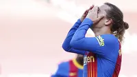 Penyerang Barcelona, Antoine Griezmann, tampak kecewa usai gagal menaklukkan Atletico Madrid pada laga Liga Spanyol di Stadion Camp Nou, Sabtu (8/5/2021). Kedua tim bermain imbang 0-0. (AP Photo/Joan Monfort)