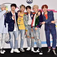 BTS saat hadir di American Music Awards 2017. (Foto: AFP / ALBERTO E. RODRIGUEZ / GETTY IMAGES NORTH AMERICA)