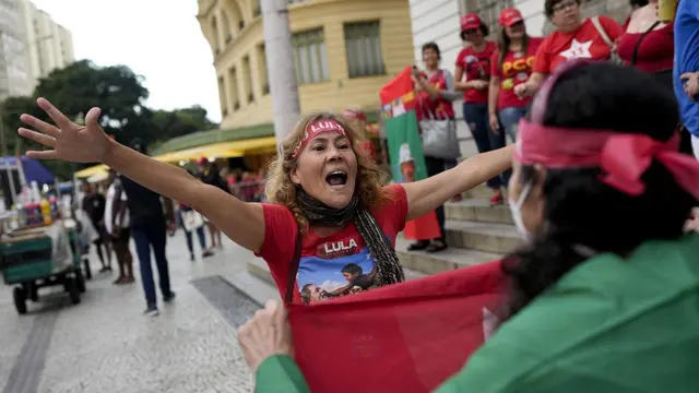 Seorang pengikut mantan Presiden Brasil Luiz Inacio "Lula" da Silva
