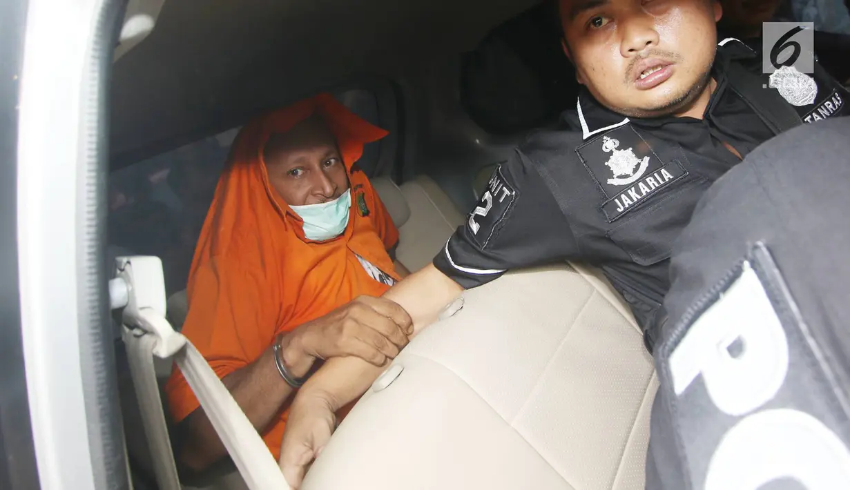 Ekspresi tersangka kasus penembakan dr Letty Sultri, dr Ryan Helmi saat menjalani rekonstruksi di klinik Azzahra Medical Center, Cawang, Jakarta Timur, Kamis (23/11). (Liputan6.com/Immanuel Antonius)