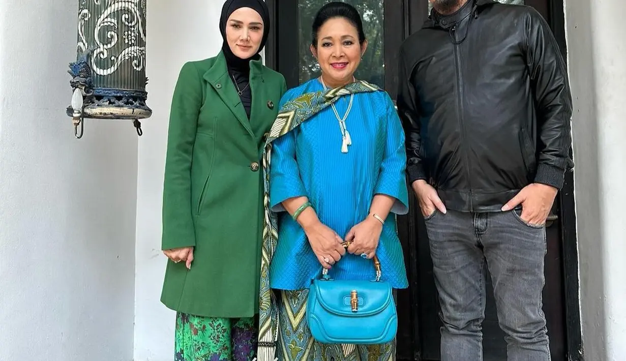 Kehadiran Titiek di acara ulang tahun Al sontak menarik perhatian. Banyak juga netizen yang berkomentar paras Al mirip dengan mantan suaminya, Prabowo Subianto saat masih muda. [@titieksoeharto/@ahmaddhaniofficial].