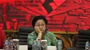 Ketua Umum PDIP Megawati Soekarnoputri memberi pembekalan kepada calon anggota legislatif PDIP di DPP PDIP, Jakarta, Kamis (15/11). Para kader digembleng dari aspek ideologi Pancasila, sejarah hingga  strategi pemenangan pemilu. (Merdeka.com/Imam Buhori)