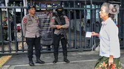Penjagaan tersebut dilakukan untuk pengamanan rangkaian Tri Hari Suci Paskah 2025, termasuk ibadah Jumat Agung dan Hari Raya Paskah. (Liputan6.com/Angga Yuniar)