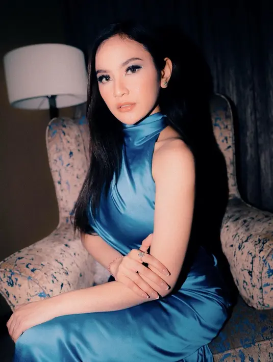 Mahalini tampil menawan dengan makeup playful bernuansa biru dan area mata yang dirias menonjol. [Foto: Instagram/mahaliniraharja]