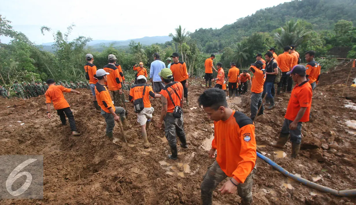 Sejumlah relawan melakukan proses pencarian korban tanah longsor di Desa Caok, Purworejo, Jawa Tengah, Senin (20/6). Proses evakuasi terus dilakukan karena diduga masih ada korban yang belum ditemukan. (Liputan6.com/Boy Harjanto)