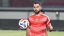 Jordi Amat di latihan terakhir Persija Jakarta jelang laga melawan Madura United yang digelar di Stadion Gelora Madura Ratu Pamelingan, Pamekasan, Jumat (23/10/2025).