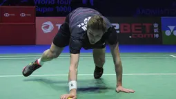 2. Viktor Axelsen - Tunggal putra nomor satu Denmark tersebut harus jatuh bangun saat melawan tungga putra asal Tiongkok, Shi Yuqi di semifinal All England 2019. (AP Newsroom)