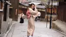 Belum lama ini Michelle Ziudith unggah foto pakai kimono saat di Jepang. Pamer senyuman tipis sembari memegang rambutnya yang diterbangkan angin, artis berusia 28 tahun ini bikin pangling. Unggah dua foto tampak depan dan tampak belakang, netizen salfok dengan tatanan rambut panjang Michelle yang ditatat dengan unik. (Liputan6.com/IG/@michelleziu)