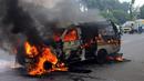 Satu unit angkutan kota (angkot) C062 jurusan Ciledug-Cipete terbakar di kawasan Kebun Nanas, Tangerang, Kamis (17/5). Peristiwa ini sempat membuat macet jalan yang menghubungkan Kota Tangerang dengan Kota Tangerang Selatan. (Merdeka.com/Arie Basuki)