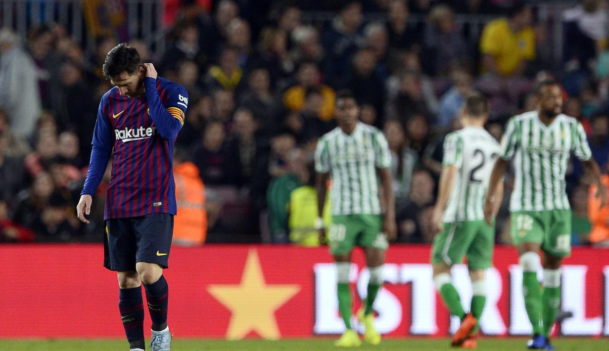 Reaksi Lionel Messi saat Real Betis menciptakan gol ketiga laga lanjutan La Liga 2018/19 yang berlangsung di stadion Camp Nou. Barcelona kalah 3-4. (AFP/Josep Lago)