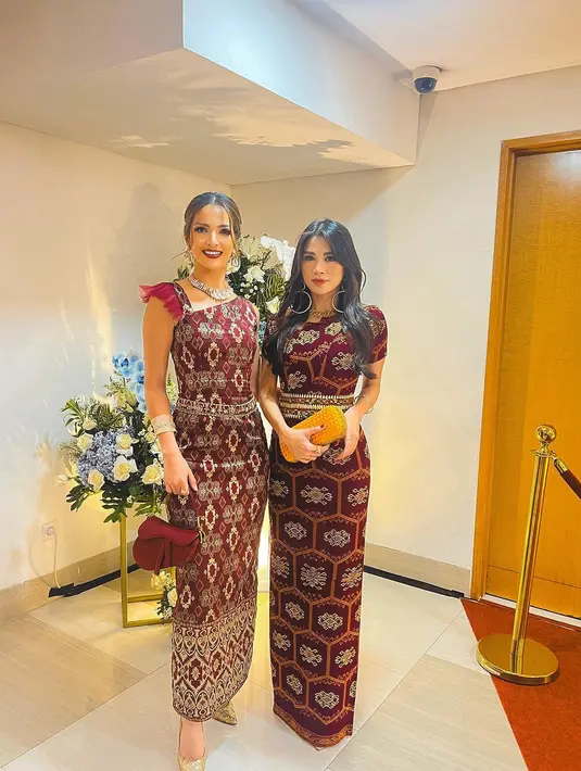 Istri Ardi Bakrie itu kemudian menyempurnakan penampilannya dengan riasan bold hasil tangan magis Barry Irawan. Sementara rambutnya ditata bergaya updo. Instagram/ramadhaniabakrie]