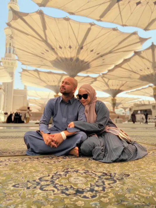 <p>Ini adalah potret Nagita bersama sang suami saat berada di Masjid Nabawi, Madinah. Mereka mengenakan busana yang senada.&nbsp;(Foto: Instagram/ raffinagita1717)</p>