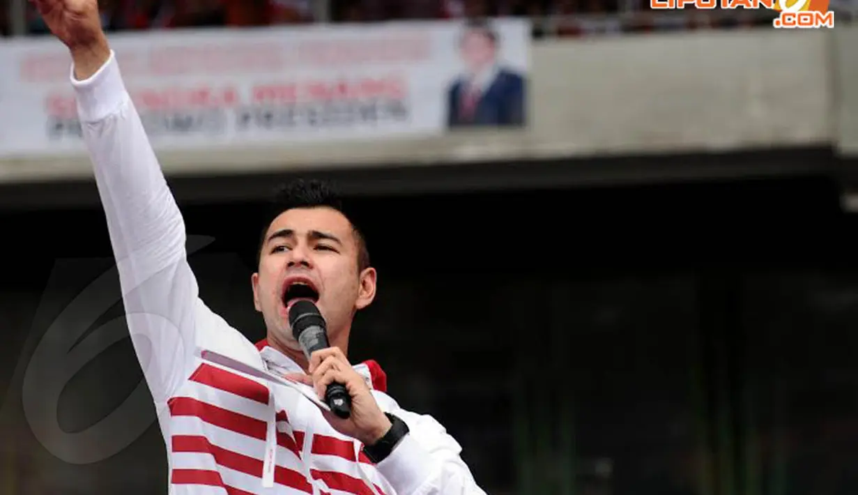  Minggu (23/03/14) Raffi Ahmad tampak hadir di atas panggung kampanye Gerindra di Gelora Bung Karno, Jakarta (Liputan6.com/Helmi Fithriansyah)