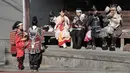 Pemandu Satoshi Kamakura dan peserta mengenakan pakaian tradisional Jepang Samurai saat mengikuti tur situs bersejarah di Kamakura, Jepang (26/11). (AP Photo/Shizuo Kambayashi)