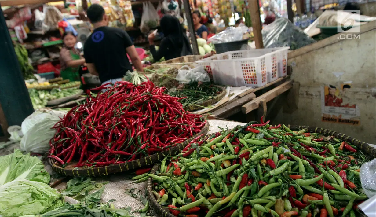 Aktivitas perdagangan di Pasar Kebayoran Lama, Jakarta, Jumat (20/4). Kementerian Perdagangan (Kemendag) mengklaim harga pangan terkendali. (Liputan6.com/Johan Tallo)