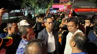 Pj Gubernur DKI Jakarta, Heru Budi Hartono, saat mengunjungi lokasi kebakaran Depo Pertamina Plumpang. (Liputan6.com/Nanda Perdana Putra)