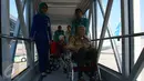 Lansia yang ikut dalam penerbangan perdana Internasional di Terminal 3 Internasional Bandara Soekarno Hatta, Tangerang, Banten, Senin (1/5). (Liputan6.com)