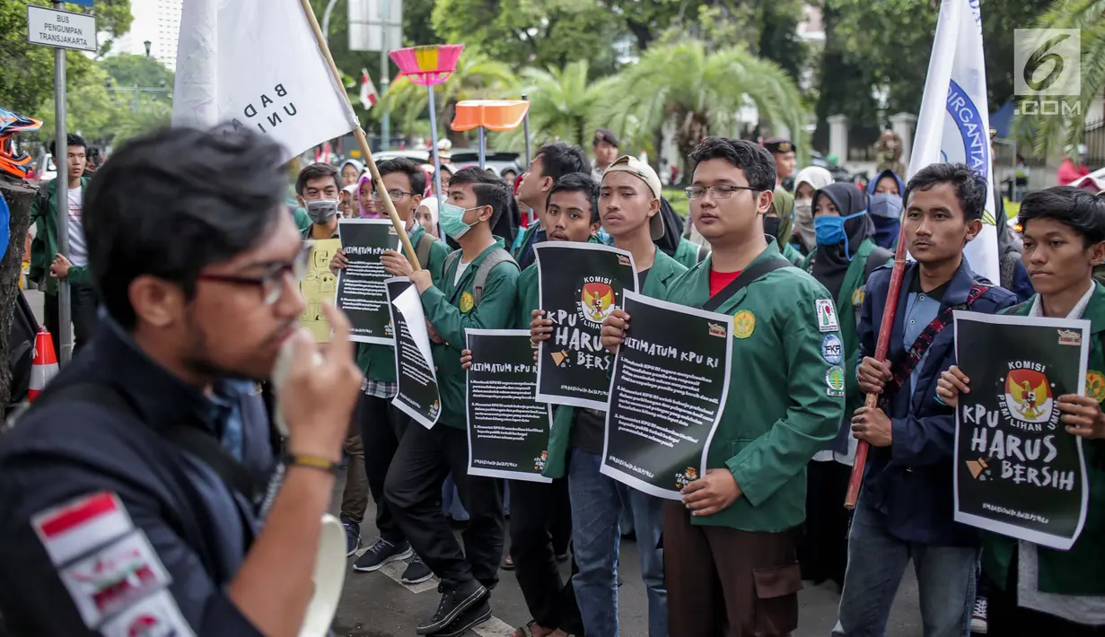 Sejumlah massa yang tergabung dalam BEM Seluruh Indonesia menggelar aksi di depan Gedung KPU, Jakarta, Selasa (23/4). Dalam Aksi #Mahasiswakawalkpu tersebut mendesak KPU RI segera menyelesaikan permasalahan pemilu. (Liputan6.com/Faizal Fanani)