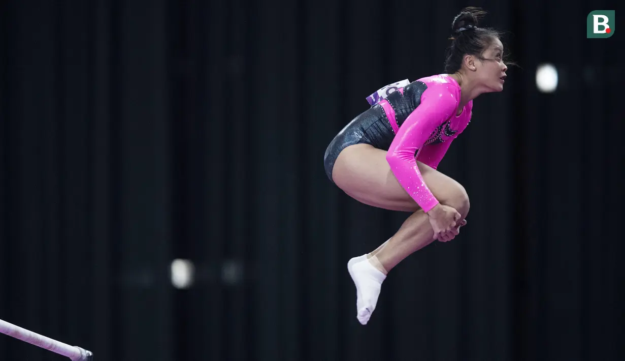 Aksi Amalia Fauziah pesenam artistik Indonesia pada Asian Games di JIExpo, Jakarta, Selasa (21/8/2018). Indonesia melaju ke tiga babak final pada senam artistik putri Asian Games 2018. (Bola.com/Peksi Cahyo)