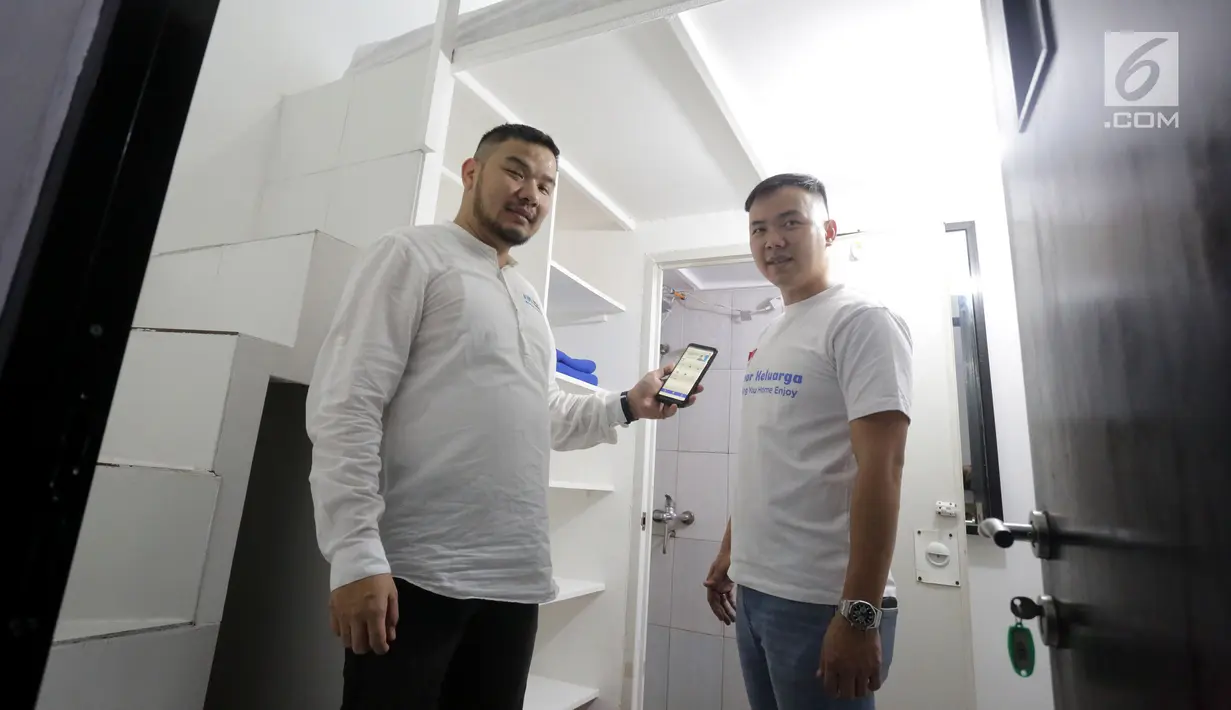 CEO Kamar Keluarga Charles Kwok (kiri) dan COO Ferry Lukas (kanan) sedang menujukkan cara pemesanan kamar melalui website kamarkeluarga.id di salah satu unit Kamar Keluarga di Duri Kosambi, Cengkareng, Jakarta, Kamis (19/9/2019). (Liputan6.com/HO/Ading)