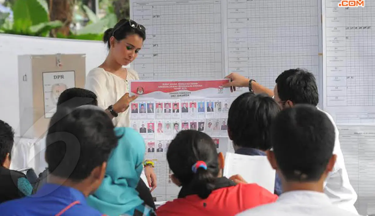 Rabu (09/04/14) Ayushita tampak serius memeriksa kondisi surat suara saat penghitungan suara di TPS 026 Menteng, Jakarta Pusat (Liputan6.com/Herman Zakharia)