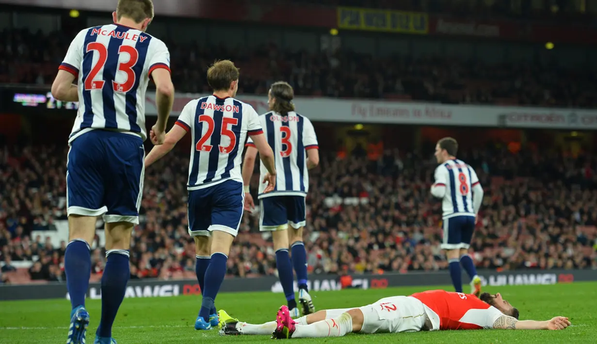 Striker Arsenal, Olivier Giroud, terjatuh setelah gagal memanfaatkan peluang di depan gawang West Bromwich Albion pada lanjutan Liga Inggris di Stadion Emirates, London, Jumat (22/4/2016) dini hari WIB. (AFP/Glyn Kirk)