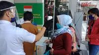 Petugas keamanan di pusat perbelanjaan Bandung Electronic Center memeriksa suhu pengunjung sebagai salah satu protap kesehatan pencegahan Covid-19. (Liputan6.com/Huyogo Simbolon)