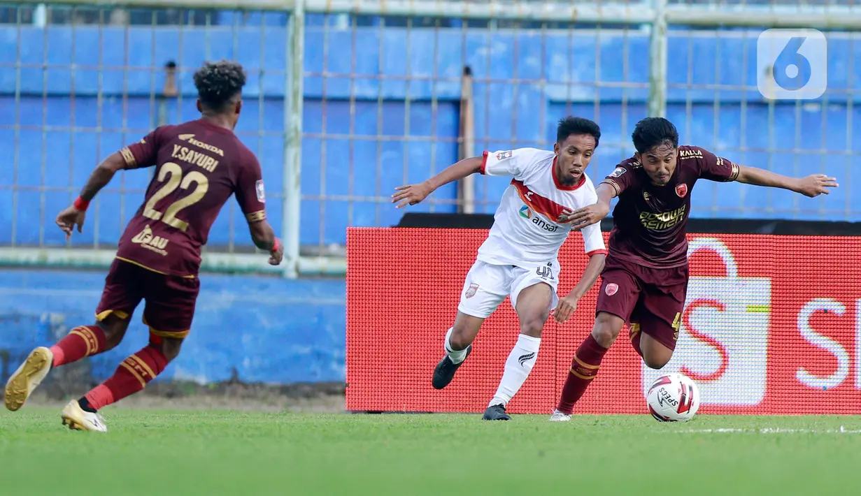Pemain PSM Makassar, M Arfan (kanan) berebut bola dengan pemain Borneo FC Samarinda, M Sihran pada laga Piala Menpora 2021 di Stadion Kanjuruhan, Malang, Rabu (31/3/2021). Borneo FC berhasil menahan imbang 2-2 saat menghadapi PSM Makassar. (Bola.com/M Iqbal Ichsan)