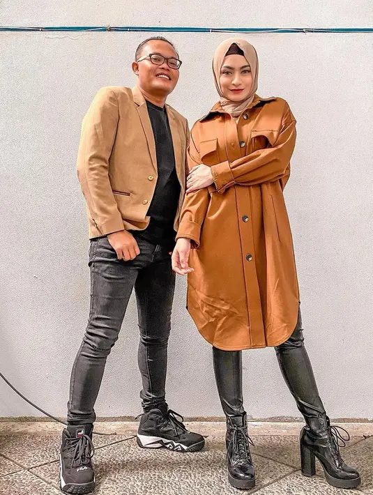 Sambil menikmati makan malam yang romantis, Nathalie membuka omongan pertama kali tentang awal mula mereka jatuh cinta. Saat itu, keduanya tengah berkolaborasi membuat konten yang isinya saling menggombal dan menatap satu sama lain. (Instagram/nathalieholscher)