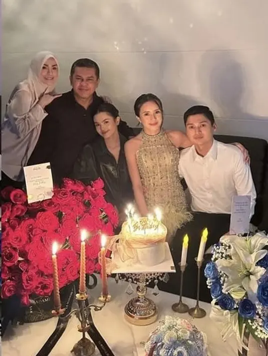 Ulang tahun Beby Tsabina kali ini semakin spesial karena telah berstatus sebagai istri. Di momen ulang tahunnya ia pun mendapat kejutan dari suami, orangtua, dan adiknya. [@bebytsabina]