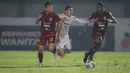 Pemain Bali United, Ricky Fajrin (tengah) berebut bola dengan pemain Borneo FC, Wahyudi Setiawan Hamisi (kiri) dalam laga pekan ke-5 BRI Liga 1 2021/2022 di Stadion Indomilk Arena, Tangerang, Selasa (28/09/2021). Kedua tim bermain imbang 1-1. (Bola.com/Bagaskara Lazuardi)