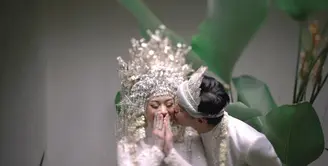 Dinda Hauw dan Rey Mbayang kini telah resmi menjadi pasangan suami istri. Sebelum menikah pada Jumat (10/7/2020) lalu, Dinda dan Rey sempat menjalani proses taaruf selama dua bulan. Keduanya memiliki cerita menarik hingga berujung pada pernikahan. (Instagram/dindahw)