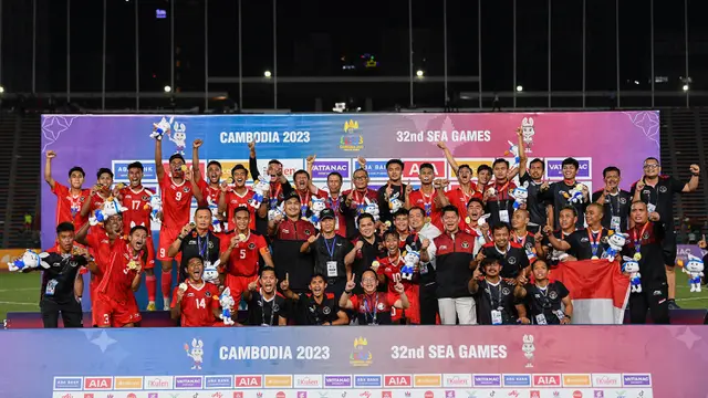 Foto: Membanggakan, Momen Timnas Indonesia U-22 Merayakan Medali Emas SEA Games 2023 di Podium