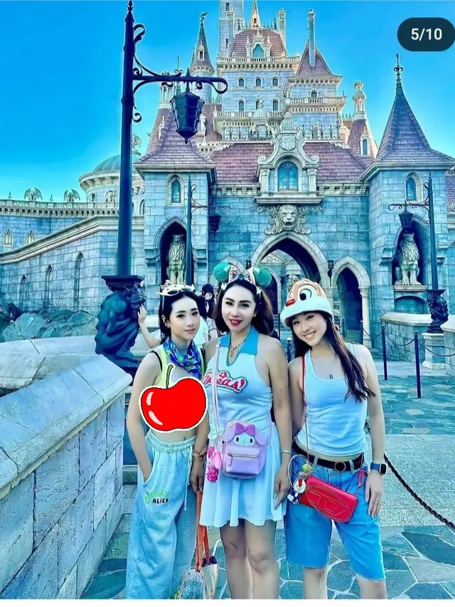 Femmy Permatasari berada di Disneyland Tokyo, Jepang bareng dua putrinya (Foto: instagram femmypermatasari)