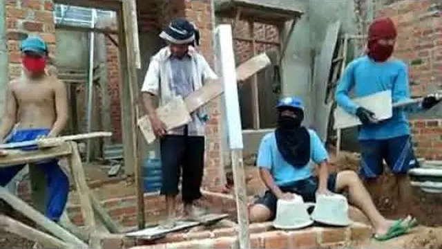 6 Aksi Kuli Bangunan Redakan Stres Saat Bekerja Ini Kocak