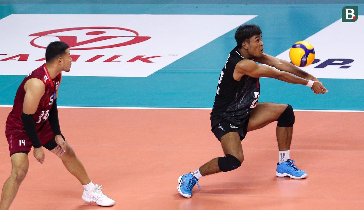 Pemain Timnas Voli Thailand, Anurak Phanram menerima bola pada laga putaran pertama SEA V League 2023 melawan Timnas Voli Indonesia di Padepokan Voli Jenderal Polisi Kunarto, Bogor, Minggu (23/07/2023). (Bola.com/Bagaskara Lazuardi)